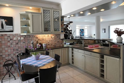 Luxury Villa | Private kitchen | Fridge, microwave, oven, stovetop