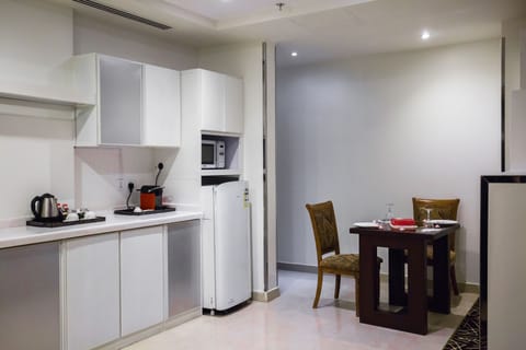 Royal suite | Private kitchen | Full-size fridge, microwave, oven, stovetop