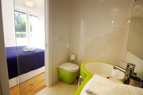 Standard Double Room, Garden View | Bathroom | Shower, rainfall showerhead, free toiletries, hair dryer