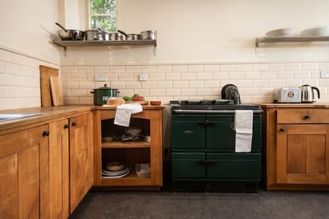 Mossfennan House - oil fired Stanley Stove in the kitchen as well as an electric double oven