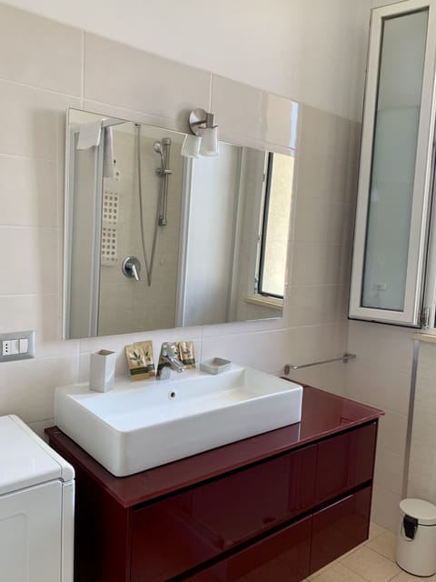 Panoramic Studio, Mountain View | Bathroom | Shower, free toiletries, hair dryer, bidet