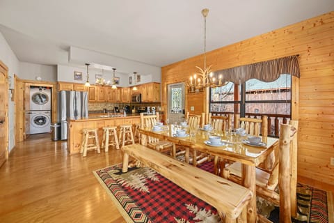 Great dining area with custom, hand carved log table & 4 log wood bar stools!