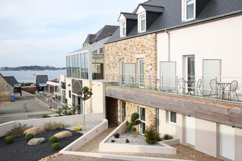 Premium bedding, pillowtop beds, minibar, in-room safe