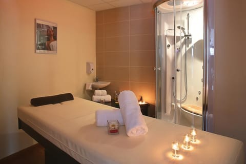 Couples treatment rooms, sauna, hot tub, steam room, Turkish bath