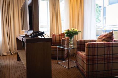 Suite Exclusive | Living area | 32-inch flat-screen TV with cable channels, TV
