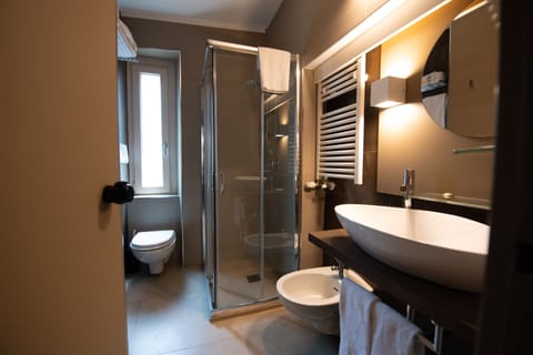 Standard Double or Twin Room | Bathroom | Shower, free toiletries, hair dryer, towels