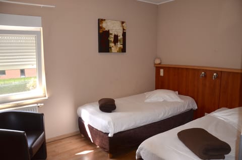 Standard Twin Room | Desk, free cribs/infant beds, rollaway beds, free WiFi