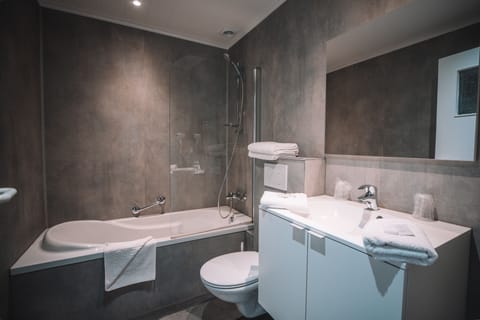 Bathtub, free toiletries, towels