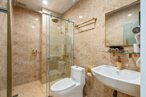 Deluxe Triple Room | Bathroom | Shower, hydromassage showerhead, designer toiletries, hair dryer