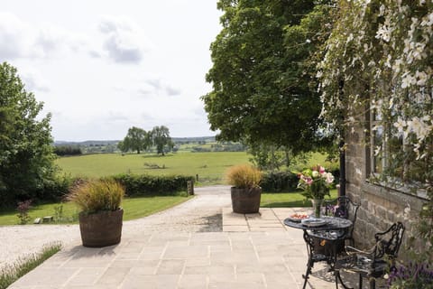 Anvil Cottage - large patio with outdoor furnitre