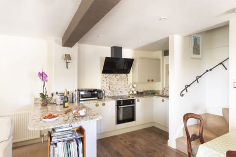 Anvil Cottage - the compact kitchen with oven, hob, dishwasher and microwave