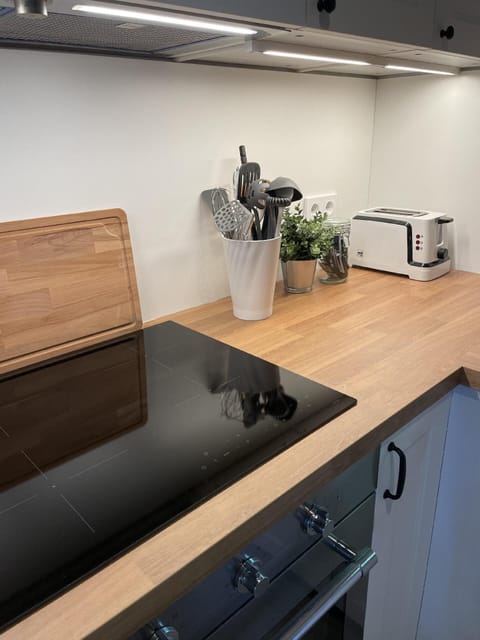 Kitchen area. kitchen