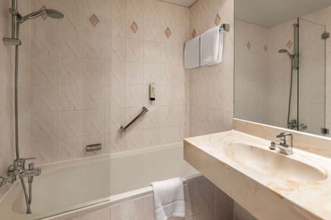 Comfort Twin Room, 2 Twin Beds (Plus) | Bathroom | Combined shower/tub, free toiletries, hair dryer, towels