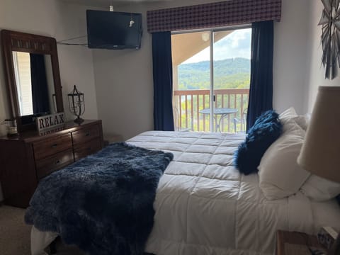 Master King with adjustable mattress.