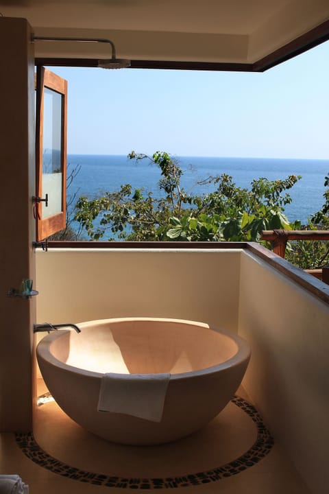 Standard Double Room, 1 Bedroom, Ocean View | Bathroom | Shower, free toiletries, towels