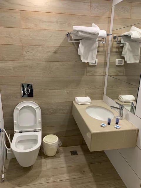 Standard Double or Twin Room | Bathroom | Free toiletries, towels