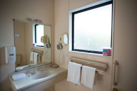 Large Family Unit, Maxi Spa Bath | Bathroom | Free toiletries, hair dryer, towels