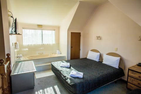 Large Family Unit, Maxi Spa Bath | In-room safe, desk, free WiFi, bed sheets