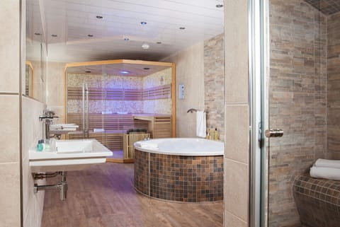 Suite, 1 King Bed, Non Smoking, Sauna | Bathroom | Hydromassage showerhead, eco-friendly toiletries, hair dryer, bathrobes