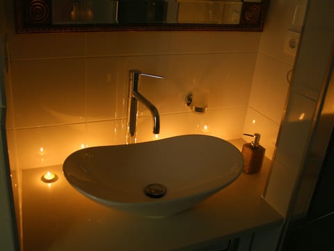 Apartment (One Bedroom Suite) | Bathroom | Shower, free toiletries, hair dryer, towels