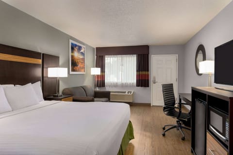 Business Room, 1 King Bed | Premium bedding, pillowtop beds, in-room safe, desk