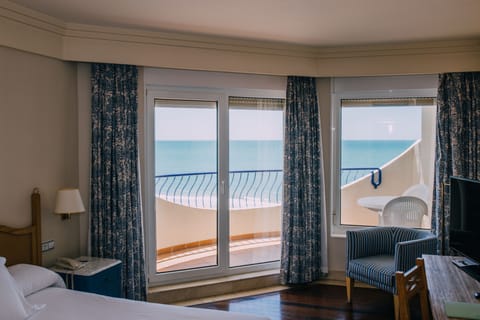 Double Room, Sea View | Minibar, in-room safe, desk, laptop workspace