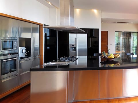 Villa, 6 Bedrooms | Private kitchen | Full-size fridge, microwave, oven, stovetop