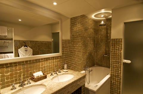Executive Room | Bathroom | Free toiletries, hair dryer, towels, soap