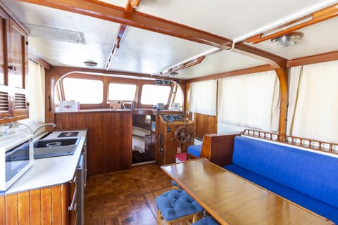 Mobile Home, 2 Bedrooms (Classic Wooden Boat - Mathilda) | Living area