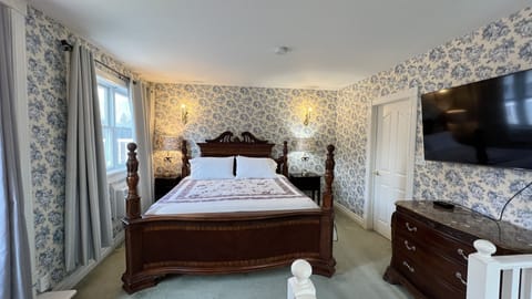 Traditional Room, 1 King Bed | 5 bedrooms, individually decorated, individually furnished
