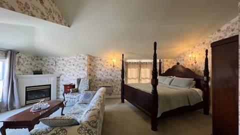 Traditional Room, 1 King Bed | 5 bedrooms, individually decorated, individually furnished