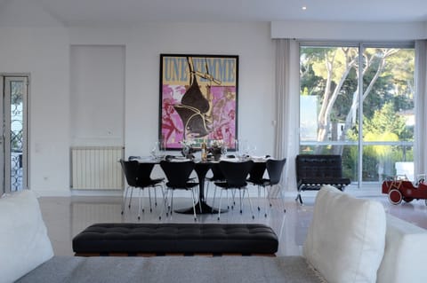 Dining area in open plan lounge 