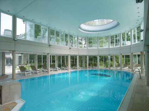 Indoor pool, sun loungers
