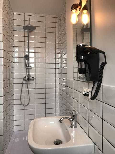 Standard Single Room | Bathroom | Shower, rainfall showerhead, free toiletries, hair dryer