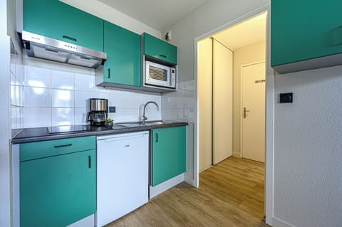 Comfort Apartment, 1 Bedroom | Private kitchen | Fridge, microwave, stovetop, coffee/tea maker