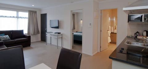 Garden Suite | Living area | 32-inch flat-screen TV with satellite channels, TV