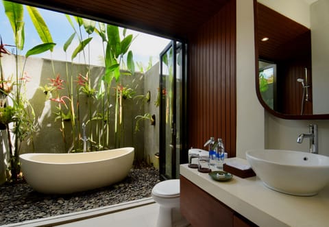 Utpala Junior Suite Bedroom | Bathroom | Shower, rainfall showerhead, free toiletries, hair dryer