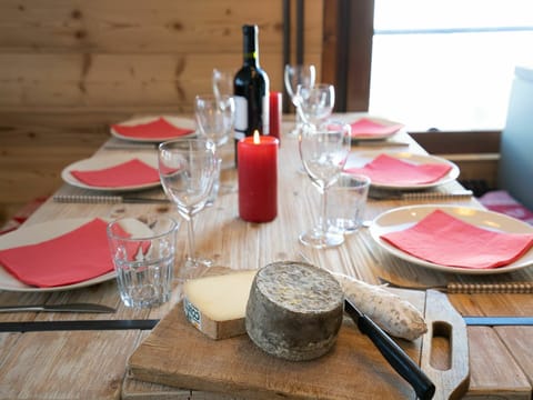 Tableware, Table, Furniture, Dishware, Stemware, Drinkware, Textile, Plate, Wine Glass