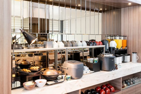 Daily buffet breakfast (JPY 2200 per person)