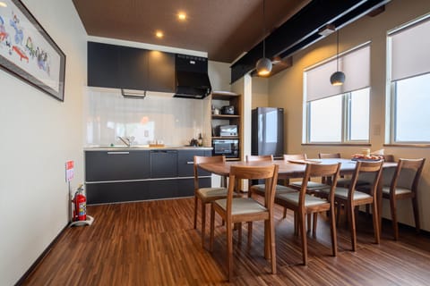 Ni Apartment | Private kitchenette | Fridge, microwave, stovetop, cookware/dishes/utensils