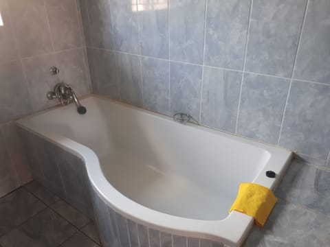 Deluxe Single Room | Bathroom | Towels