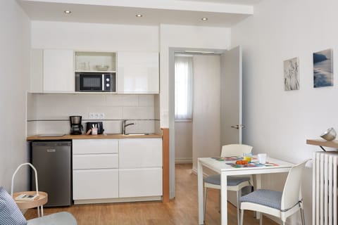 Apartment, 2 Twin Beds (C ) | Private kitchenette | Fridge, microwave, stovetop, coffee/tea maker