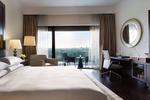 Executive Room, 1 King Bed (Balcony) | Premium bedding, free minibar items, in-room safe, desk