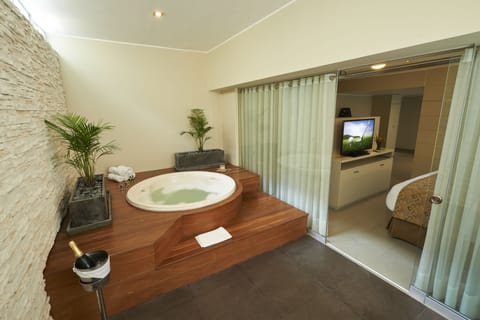 Deluxe Suite | Jetted tub