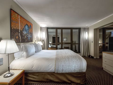 Suite, 1 King Bed, City View (Prestige) | Premium bedding, minibar, in-room safe, desk