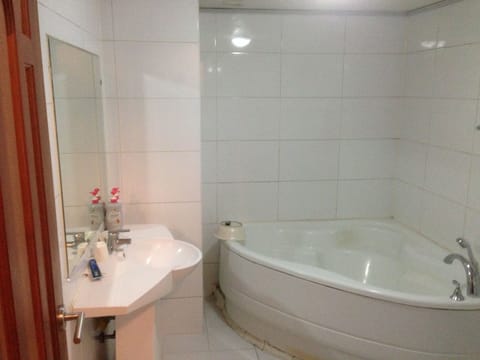 Superior Twin Room | Bathroom | Deep soaking tub, free toiletries, hair dryer, slippers