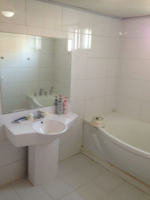 Standard Double Room | Bathroom | Deep soaking tub, free toiletries, hair dryer, slippers