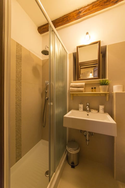 Comfort Double Room, 1 King Bed | Bathroom | Shower, free toiletries, hair dryer, towels