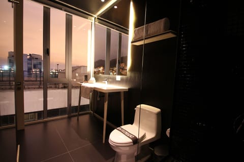 Junior Suite (L) | Bathroom | Shower, hair dryer, towels