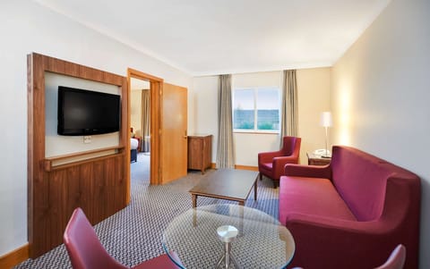 Suite, 1 King Bed | In-room safe, desk, blackout drapes, iron/ironing board